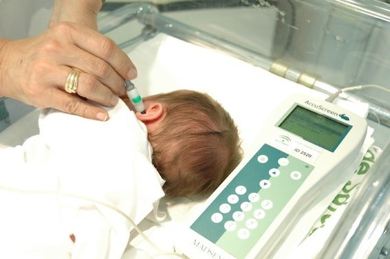 665 pruebas a bebés en el hospital para detectar la sordera infantil