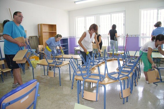 La delegada de Educación se puso a limpiar el colegio Sebastián de Córdoba ante la falta de apoyo municipal