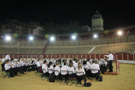 Concierto de pasodobles de la Agrupación Musical Ubetense en la plaza de toros