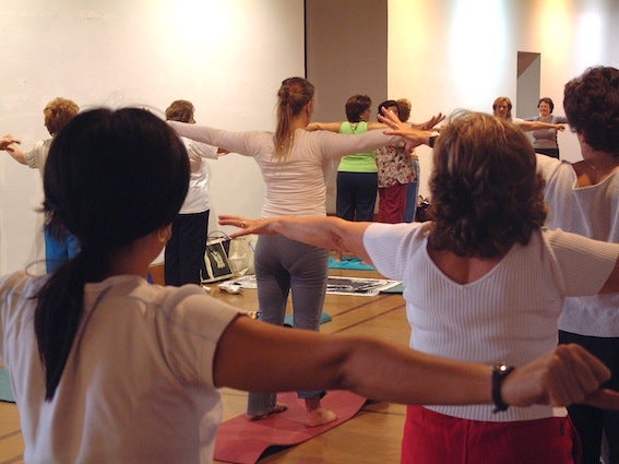 Yoga y pilates en las asociaciones de vecinos de El Comendador y Palma Burgos