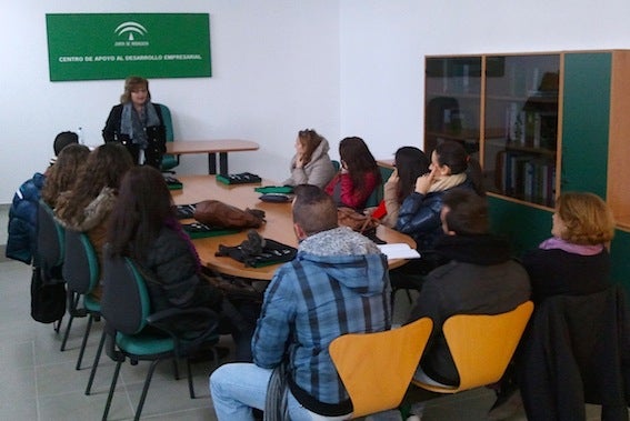 Visita al CADE de alumnos de un curso sobre autoempleo