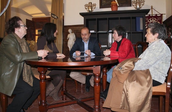 Según el alcalde, «la Junta maltrata a los mayores» cerrando el centro de día de la residencia