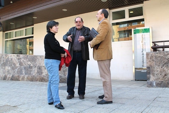 El Ayuntamiento da tres alternativas para evitar el cierre del centro de día de mayores