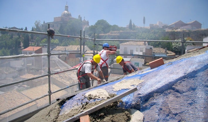 Casi 500 tejas con nombre propio para la torre de la iglesia de San Millán
