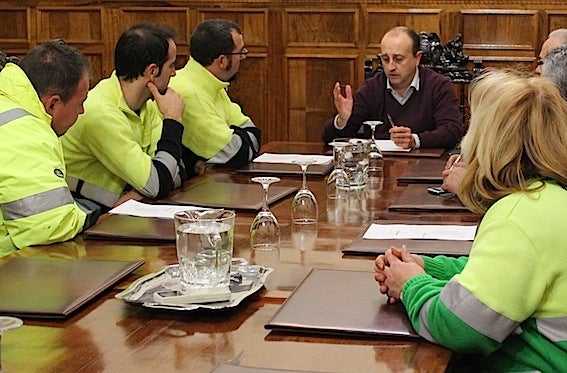 El alcalde dice que «informará» a los trabajadores de Emdesau cuando «avance la liquidación» de la empresa