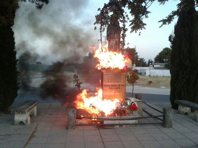 Incendio en el monumento dedicado a la Virgen Madre de Dios del Campo
