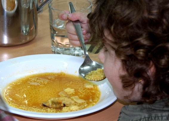 El Ayuntamiento destaca que ha triplicado su aportación para becas de comedor escolar