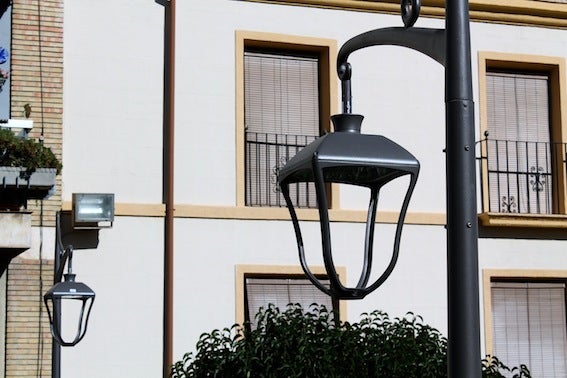 Renovación de la iluminación de la Corredera de San Fernando para darle mayor atractivo comercial