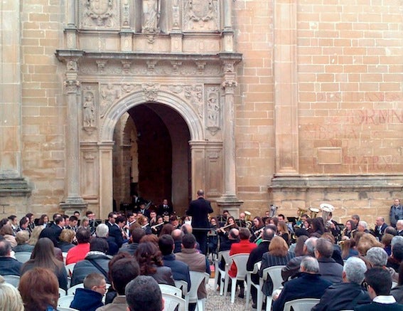 La Agrupación Musical Ubetense rindió homenaje a Don Victoriano