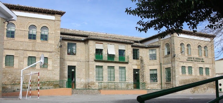 Piden explicaciones por el proceso abierto por el Consistorio para privatizar la limpieza de dos de los cuatro colegios públicos