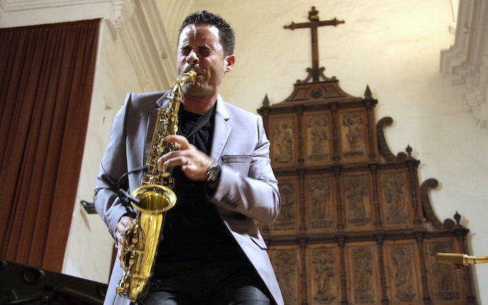El saxofón solidario de Juanma Linde