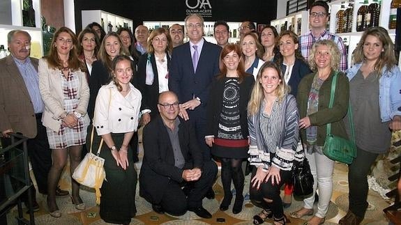El presidente, en el centro, junto a autoridades y socioss del Centro Olivar y Aceite.
