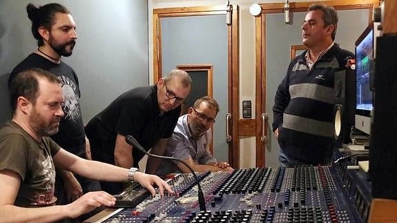 Tres de los Mardita, al fondo, escuchando en el estudio el resultado de una sesión de grabación.