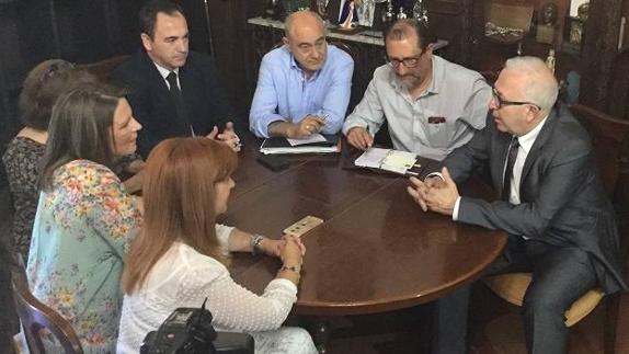 Encuentro con el consejero en el Ayuntamiento de Úbeda.