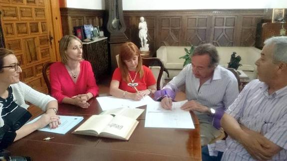 Momento de la firma de la cesión.