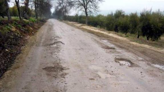 Desperfectos en la carretera de Solana, que se acrecientan en época de lluvia.