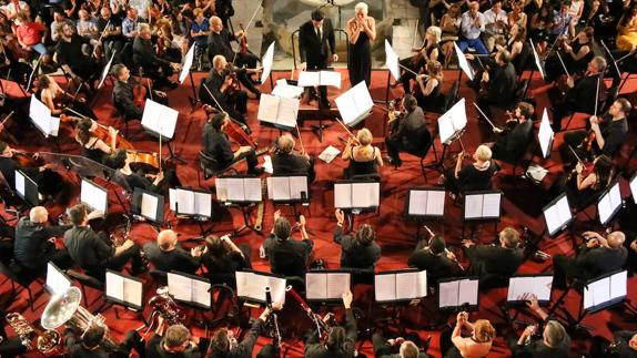 Zoe Poledouris, hija del compositor, agradece a la orquesta su interpretación.