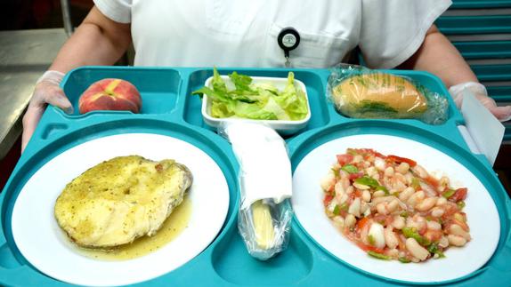 Priman la carne y el pescado a la plancha junto a las ensaladas.
