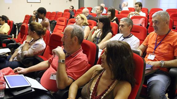 Algunos de los asistentes durante una de las ponencias.