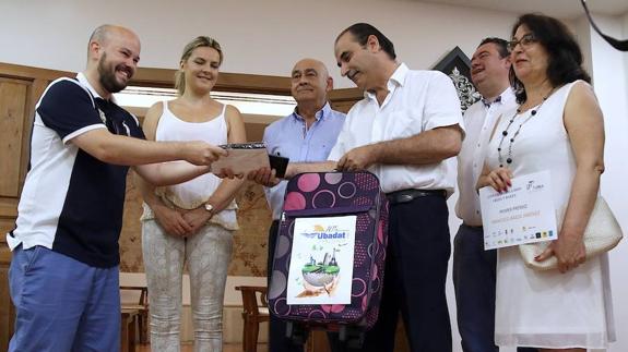 Entrega del primer premio a Francisco Baeza.