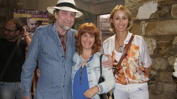 Sabina junto a la alcaldesa, Antonia Olivares, y la concejala de Cultura, Elena Rodríguez.