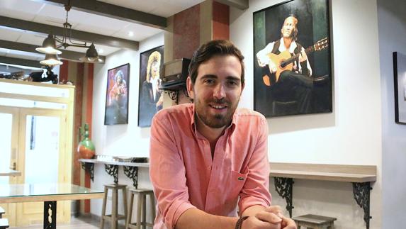 Damián Martínez Guijarro en La Vieja Sastrería ante algunas de sus obras.