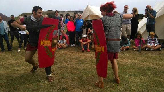 Dos de los recreadores, ayer.