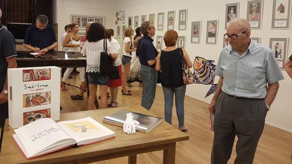 Visitantes en la exposición 'Garagatos'.