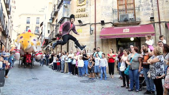 Tremendo salto de uno de los zancudos de la cabalgata.