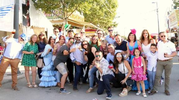 Un grupo de amigos disfrutando de la feria.