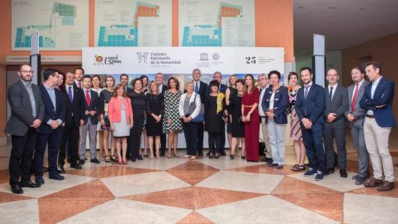 Representantes de las 15 ciudades junto a la alcaldesa de Madrid.