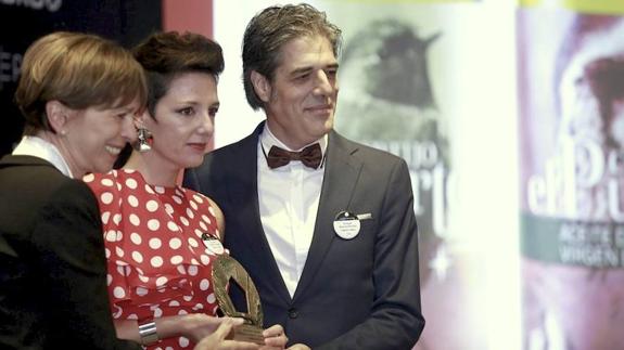 Isabel Cabello y Enrique Moreno recibiendo el premio en Shangai.