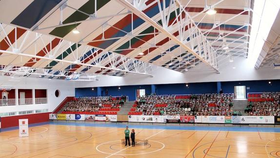 Vista del pabellón polideportivo durante el acto de reapertura.