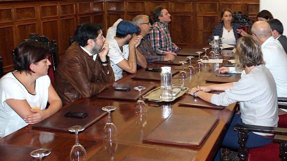 Reunión con algunos de los restaurantes participantes.