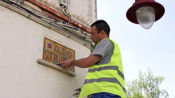 Colocación de una de las nuevas placas.