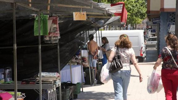 Montaje de puestos en el mercadillo.