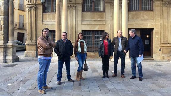 Dirigentes del PP ante el Conservatorio de Úbeda.