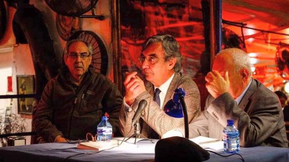 Arsenio Moreno, en el centro, durante la presentación en Sevilla.