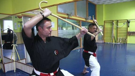 Un taller enseñará a los mayores a defenderse y hacer ejercicio con garrota