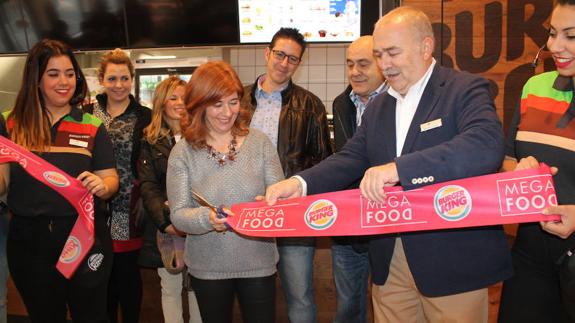 Acto de inauguración del local.