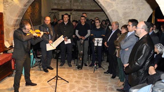 El sonido del violín rompió el minuto de silencio.