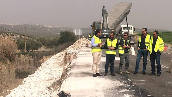 Valdivielso visitó las obras en la carretera de Úbeda a Jódar.