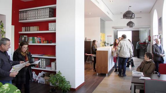 Visitantes en la Oficina Municipal de Turismo.