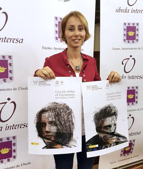Elena Rodríguez con la cartelería editada.