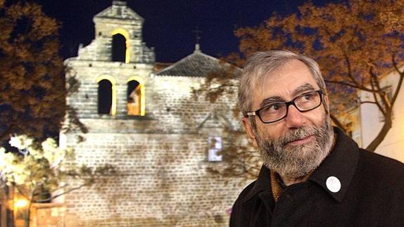 Muñoz Molina ante la iglesia de San Lorenzo, en su barrio, durante una anterior visita.