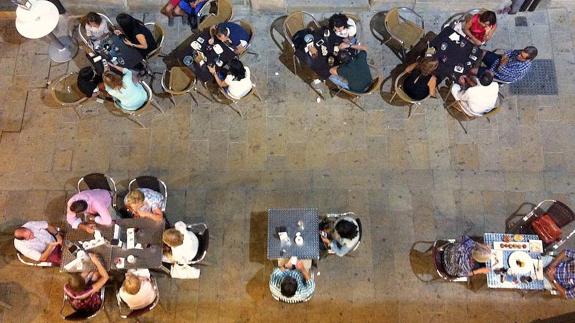 Mesas y sillas de una terraza en la calle.