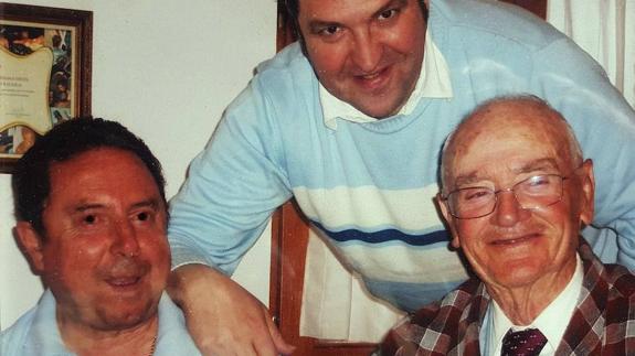 Marcos Maeso, a la derecha, en la última foto que tiene de él la cofradía de la Santa Cena.