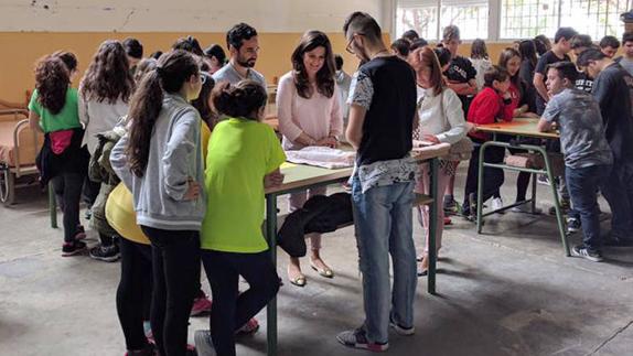 La delegada de Educación y la alcaldesa visitaron la actividad.