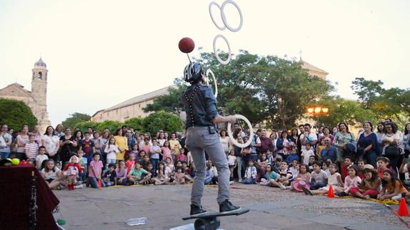 Espectáculo de malabares n la plaza Vázquez de Molina.