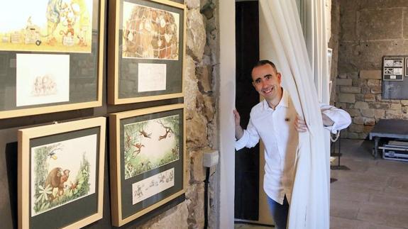 Nono Granero junto a algunas de sus obras.